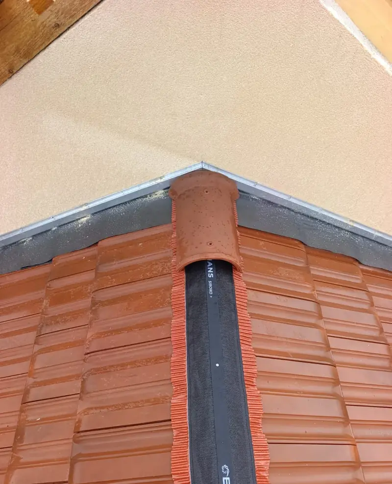 About de faîtage et closoir ventilé – Faîtage arrivant contre un mur enduit : about de faîtage