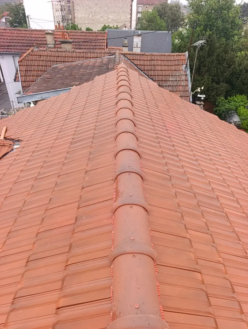 Faîtage à sec en faîtières vissées sur closoir ventilé, toiture en tuiles mécaniques neuves, Champigny-sur-Marne (94)