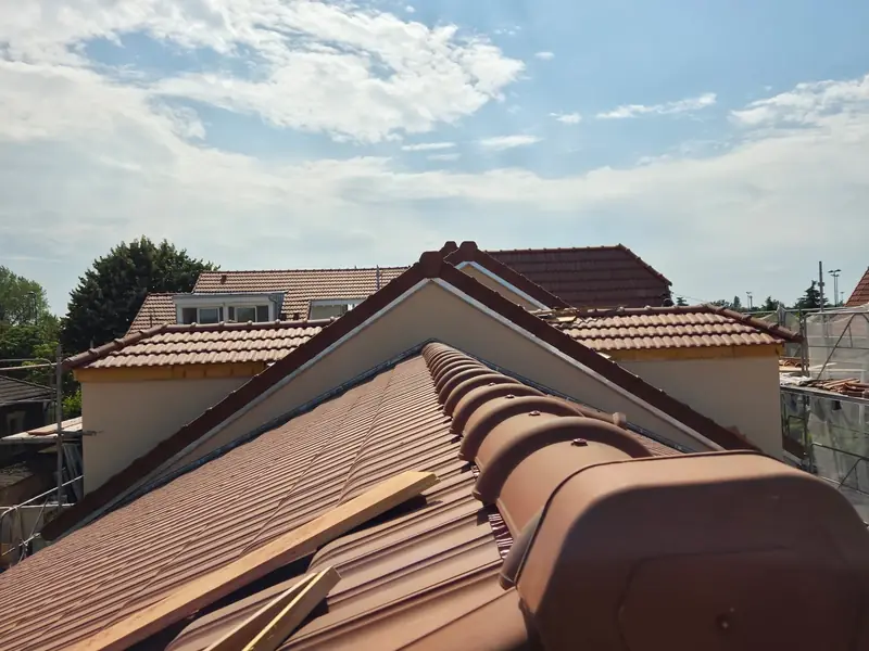 Toiture en tuiles neuves avec pignons, rives et faîtage terminés, Champigny-sur-Marne (94)