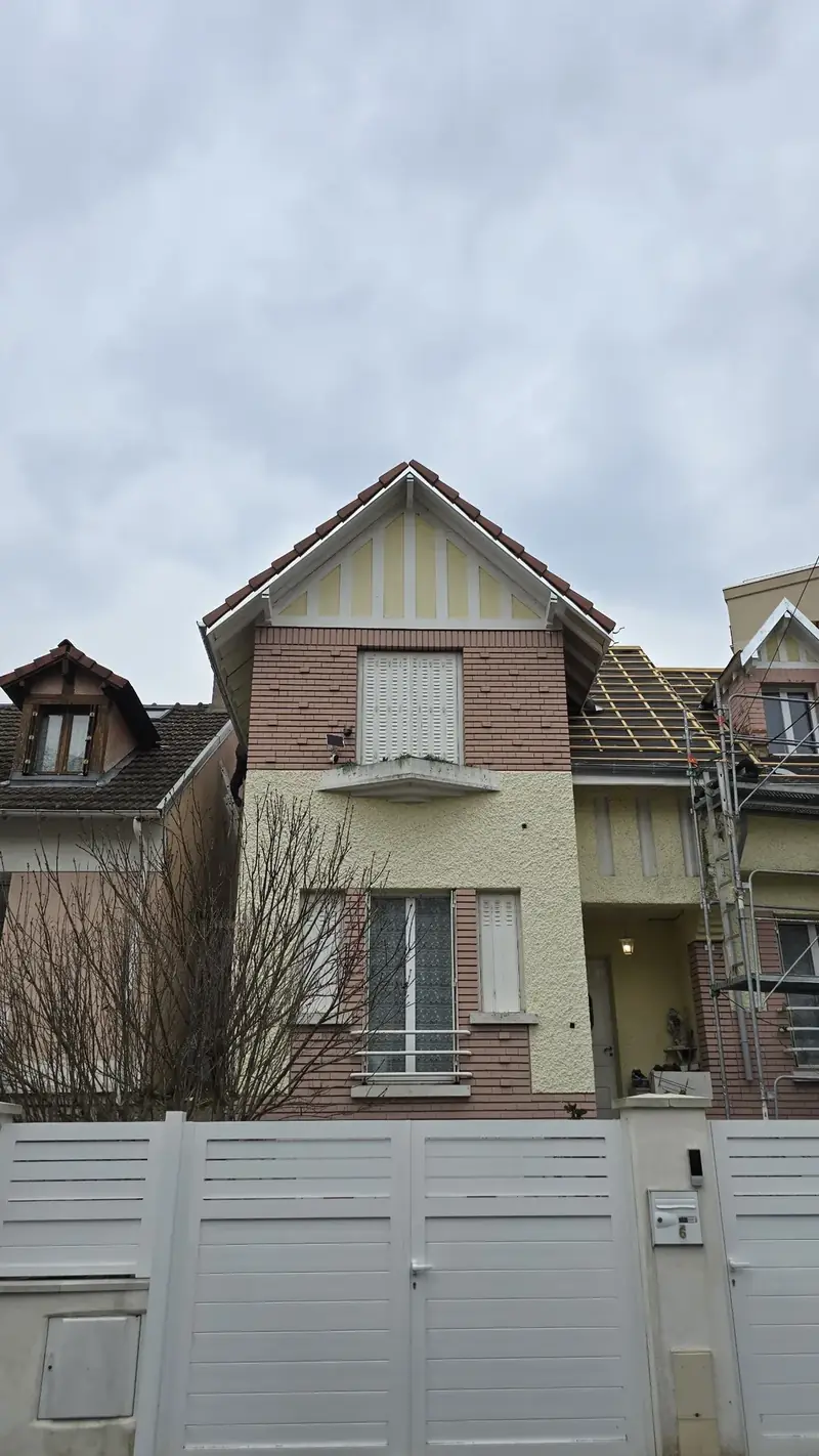 Dépose sous échafaudage – Façade de la maison avec toiture déposée et échafaudage sur le côté, Châtillon (92)