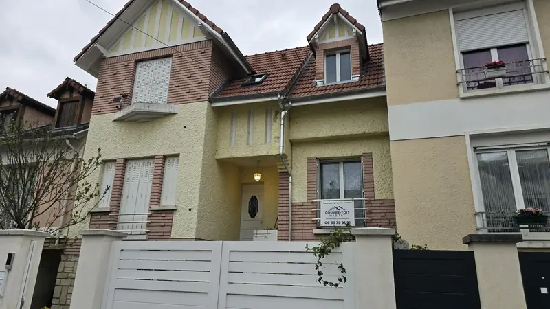 Panneau de chantier – Façade d'une maison de ville avec le panneau de chantier Couvre-Toit Habitat, Châtillon (92)