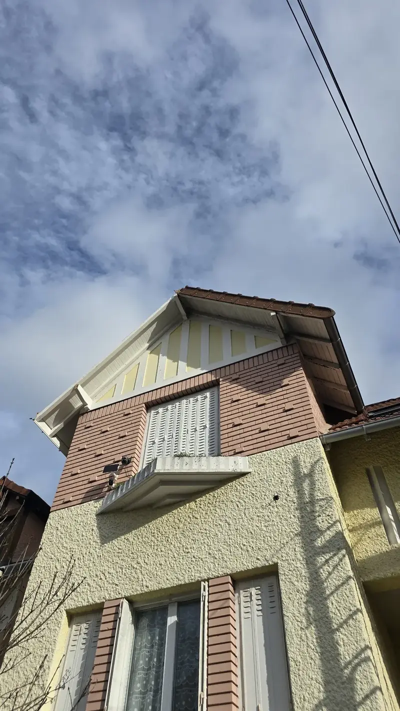 Pignon à colombages peints d'une maison de ville vu depuis la rue, Châtillon (92)