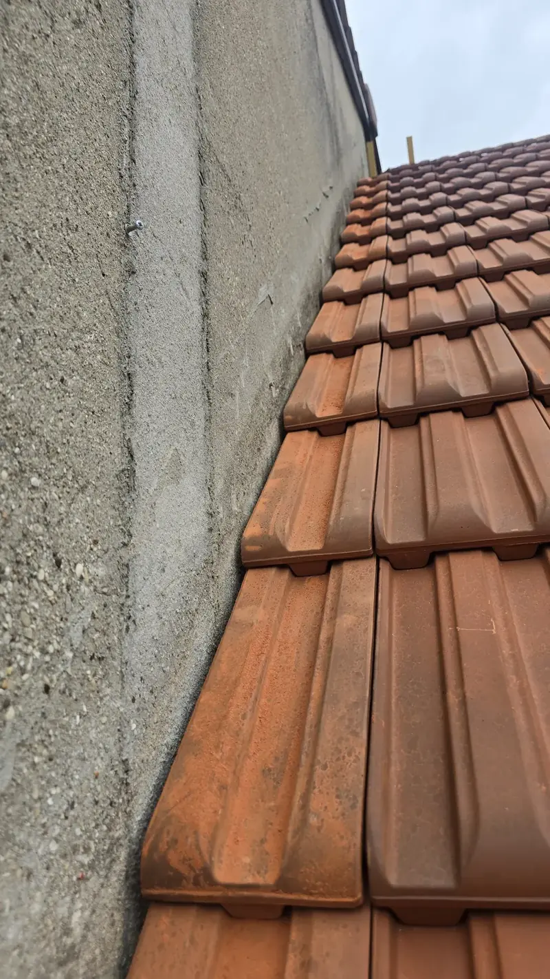 Tuiles contre le mur – Tuiles mécaniques posées le long d'un mur, à l'endroit du raccord, Châtillon (92)