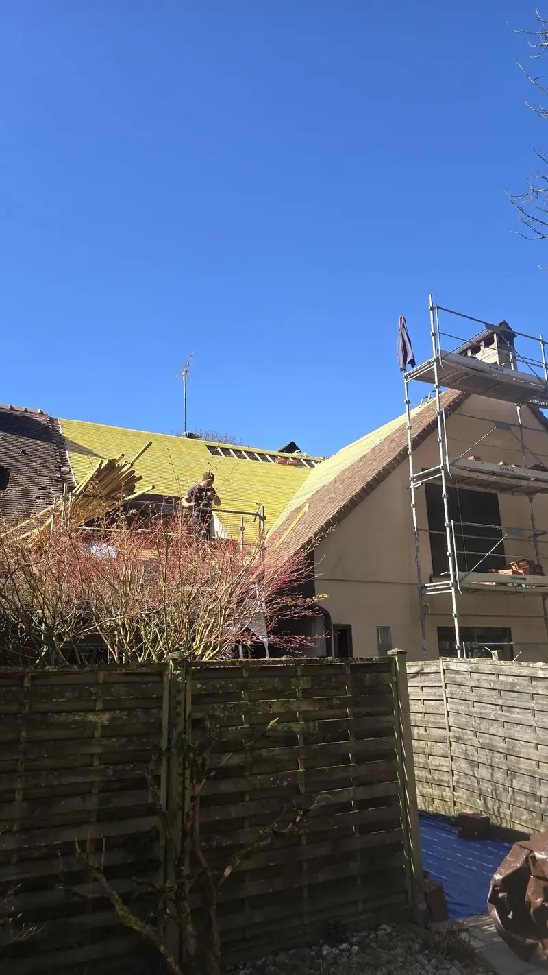 Toiture recouverte de liteaux neufs, échafaudage contre la façade, Chevreuse (78)