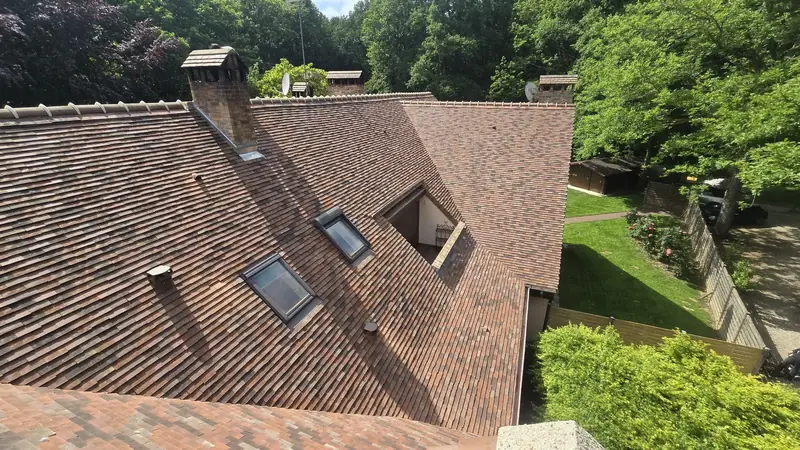 Toiture terminée en tuiles plates panachées avec fenêtres de toit, vue en hauteur, Chevreuse (78)