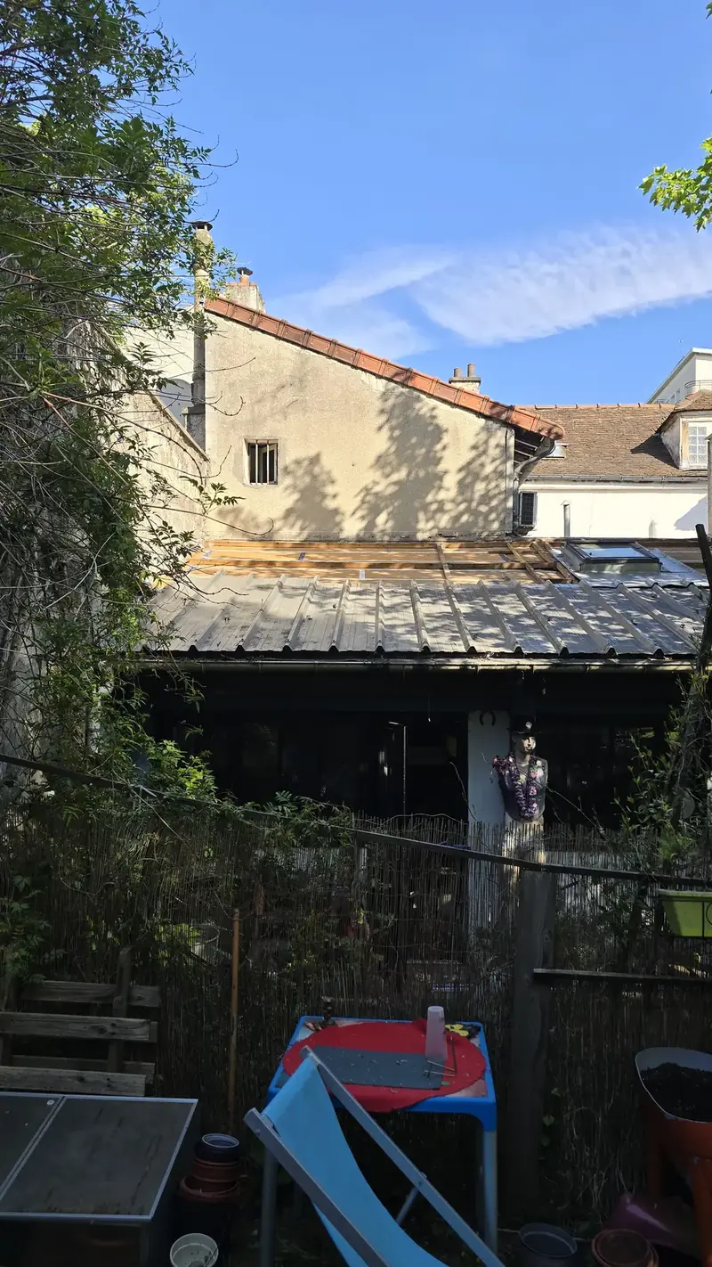Dépose de la couverture en bac acier en cours, vue depuis le jardin, Choisy-le-Roi (94)
