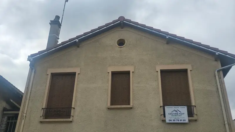 Pignon refait : tuiles de rive neuves, rive habillée de zinc et gouttières neuves, Choisy-le-Roi (94)