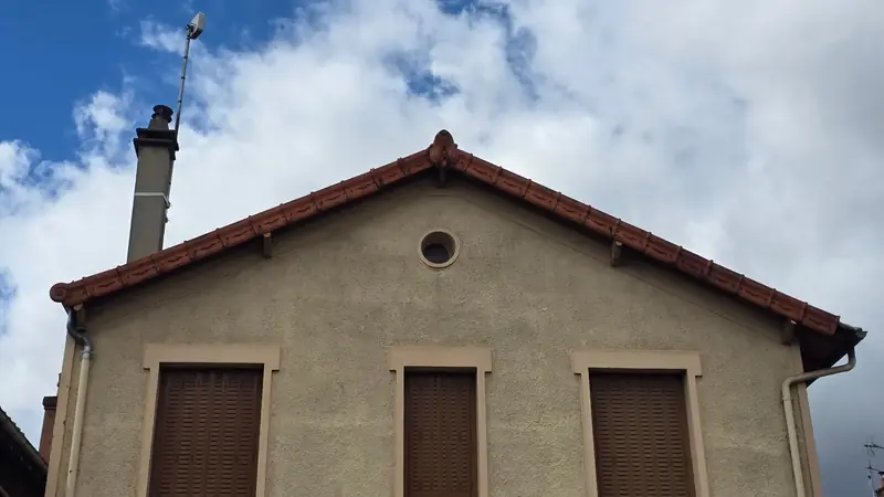 Avant : rives décoratives fatiguées – Pignon sur rue d'un pavillon avant travaux