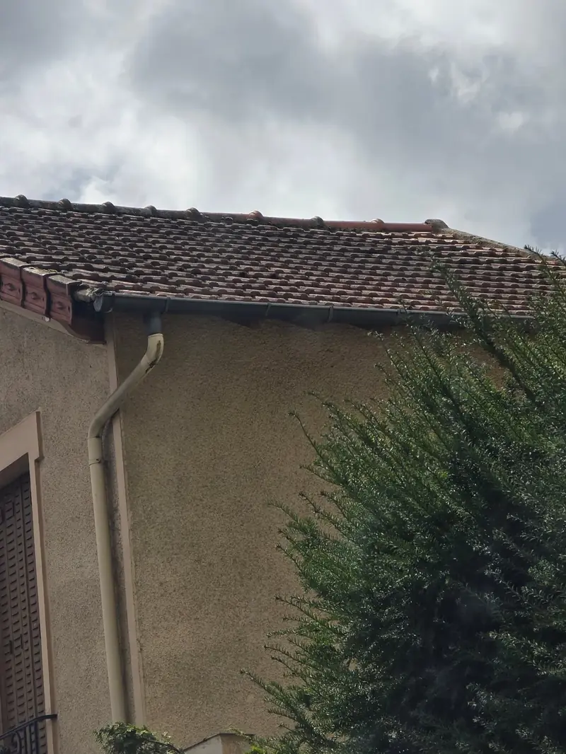 Ancienne couverture en tuiles mécaniques d'un pavillon, sans écran de sous-toiture, avant travaux, Choisy-le-Roi (94)