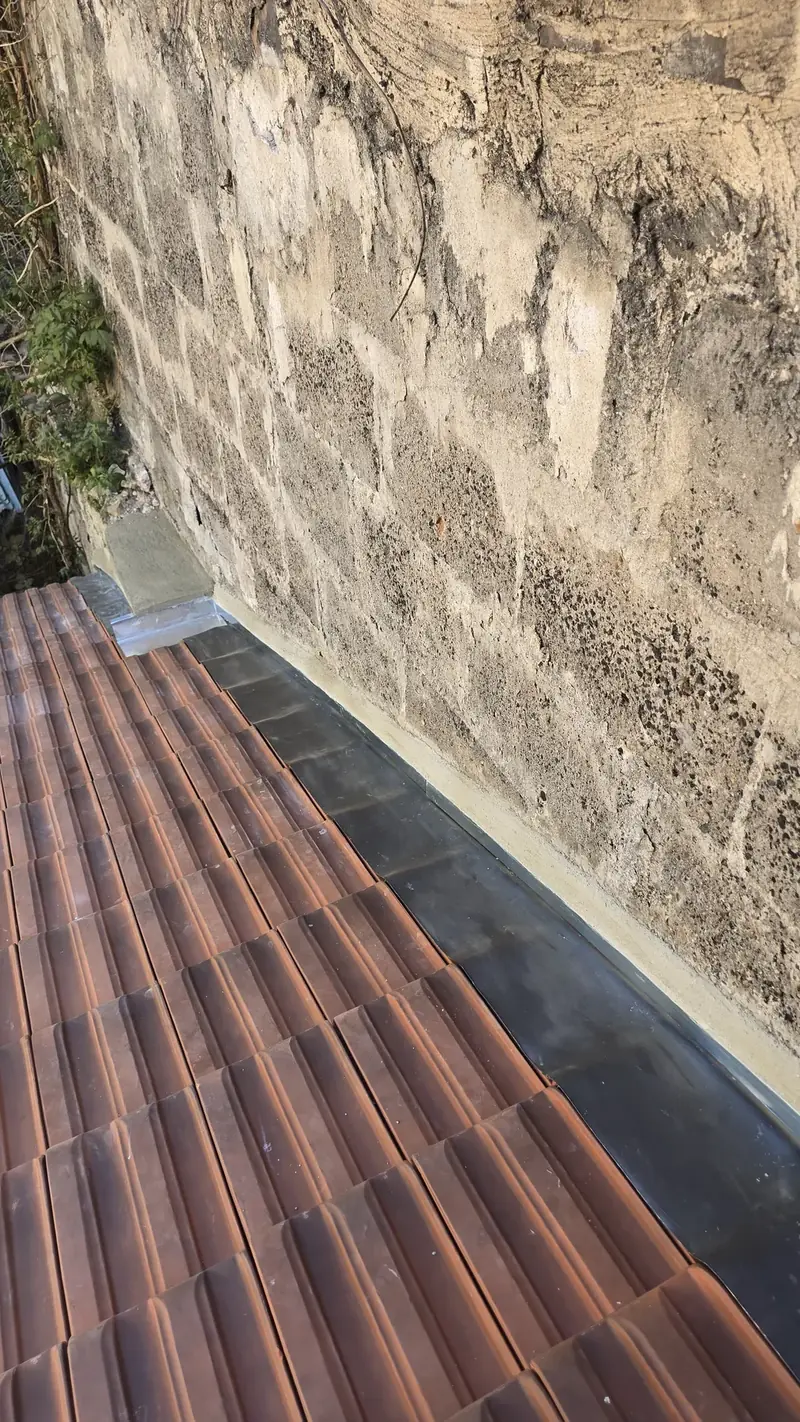 Bande de zinc entre les tuiles PV13 et un mur mitoyen en pierre, Choisy-le-Roi (94)