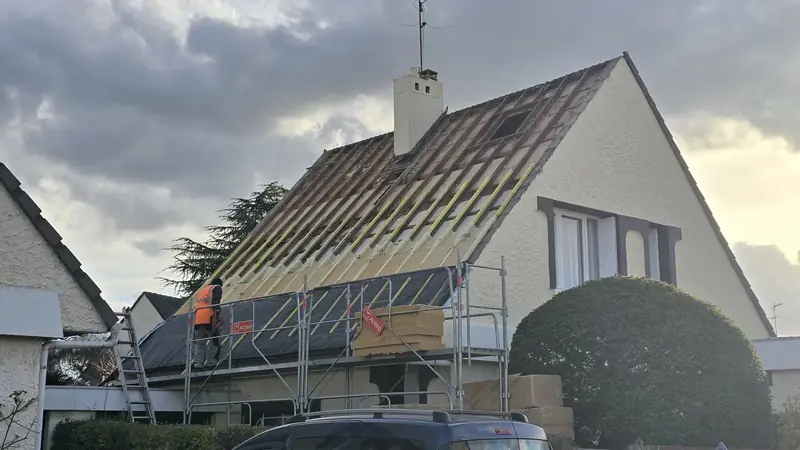Pan de toiture déposé jusqu'aux chevrons, pare-vapeur et isolant en fibre de bois posés dans la partie basse