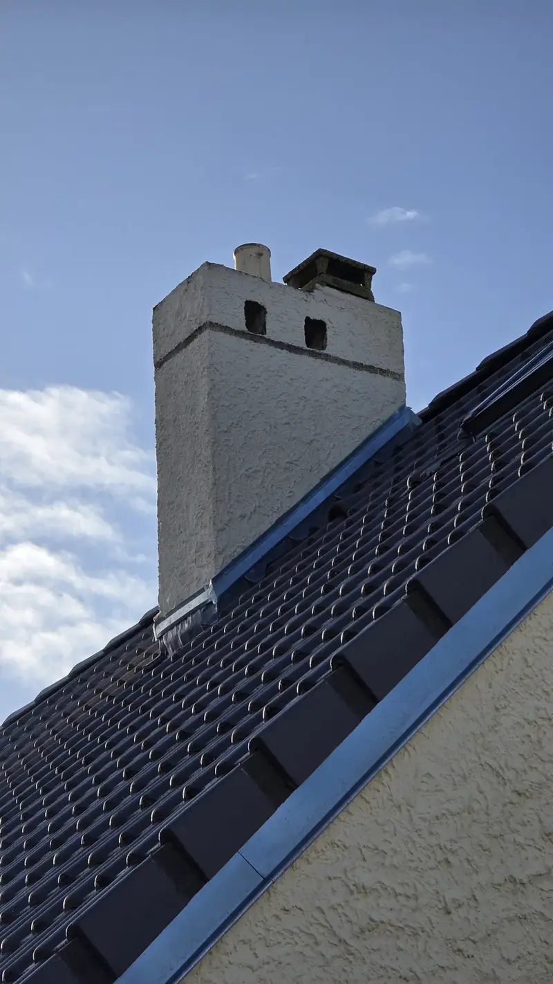 Souche de cheminée et solin – Souche de cheminée avec solin métallique raccordé aux tuiles béton double romane