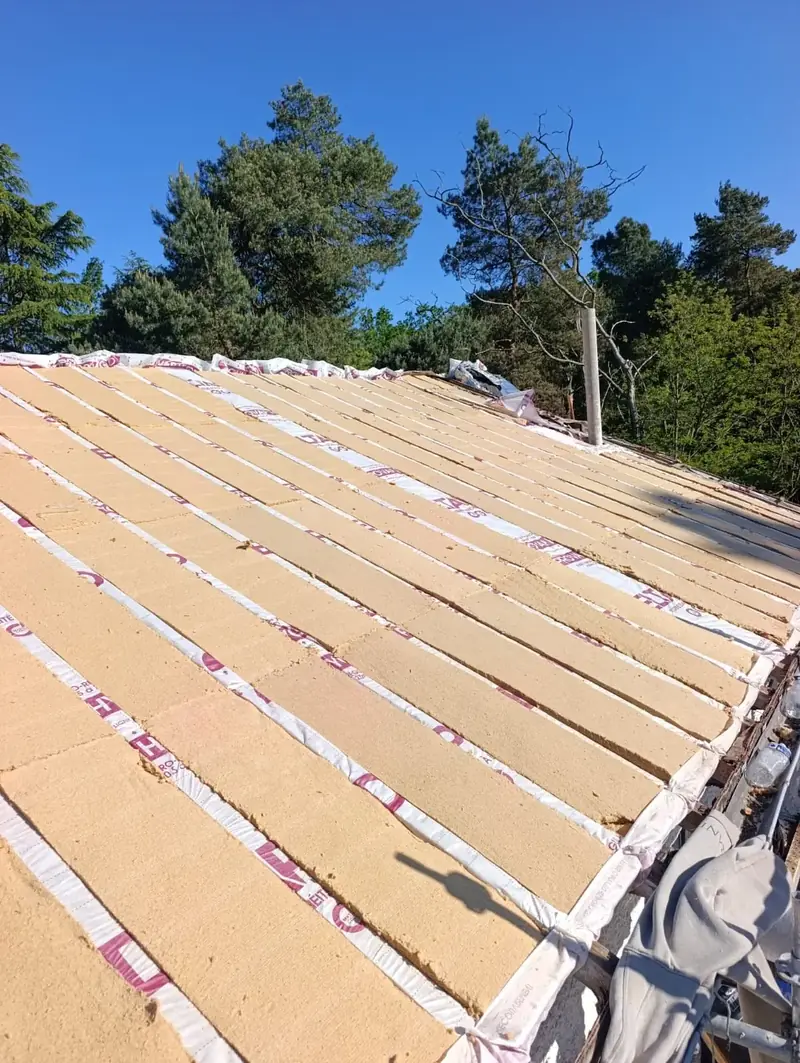 Isolation de toiture par l'extérieur méthode Sarking en fibre de bois Steico