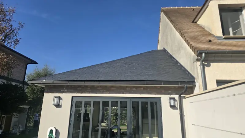 Extension couverte en ardoise naturelle avec baie vitrée au Chesnay-Rocquencourt (78)