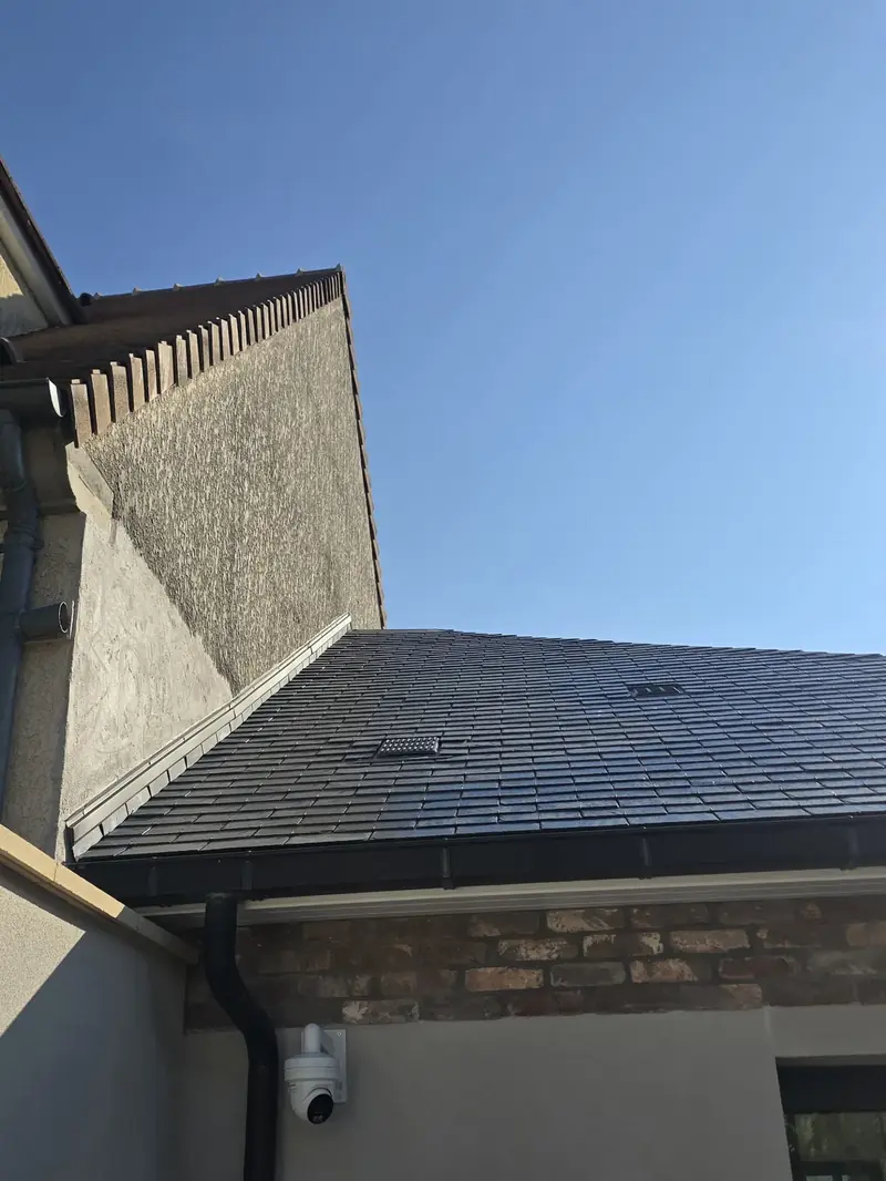 Rive et grilles de ventilation – Rive contre le pignon, ardoises et grilles de ventilation en toiture