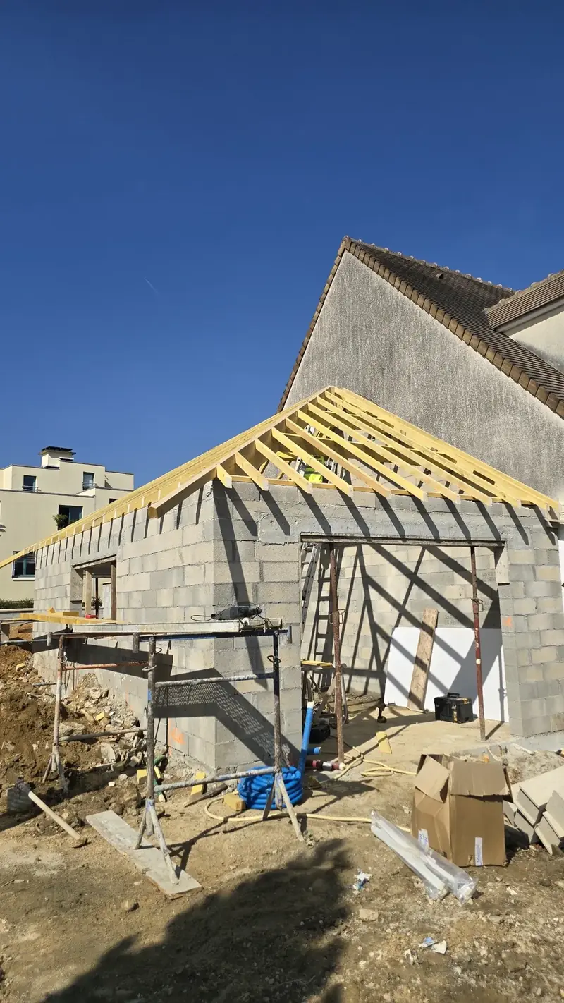 Charpente bois neuve – Charpente en bois neuve posée sur les murs en parpaings d'une extension