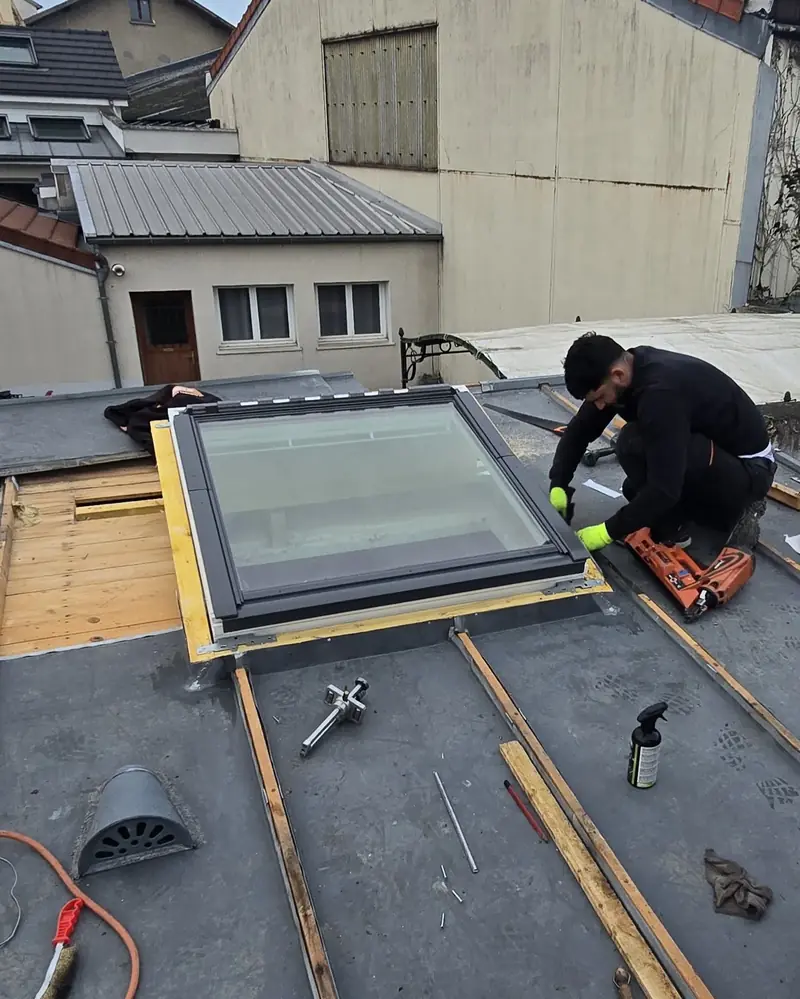 Fenêtre posée en costière bois – Fenêtre de toit posée dans sa costière en bois sur une couverture zinc