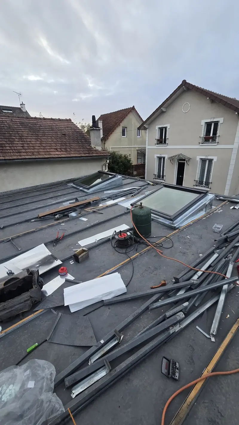 Habillage zinc en cours – Habillage zinc des fenêtres de toit en cours de réalisation sur la couverture zinc