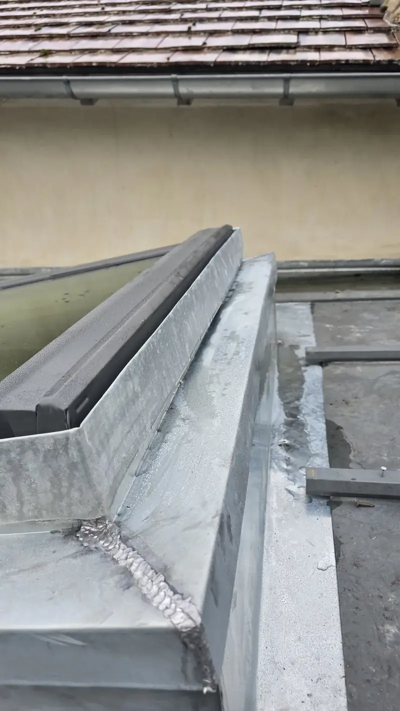 Soudure de l'habillage zinc – Angle de l'habillage zinc d'une fenêtre de toit, soudure visible
