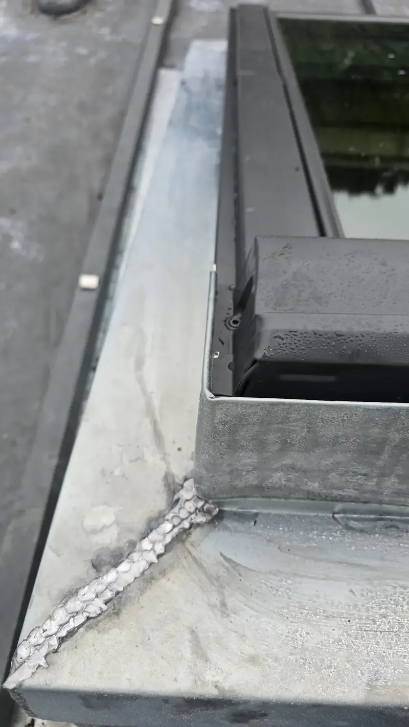 Détail de soudure zinc – Détail d'une soudure sur l'habillage zinc autour d'une fenêtre de toit