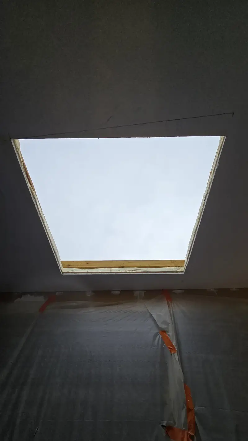 Ouverture vue de l'intérieur – Ouverture encadrée de bois vue de l'intérieur, prête à recevoir la fenêtre de toit