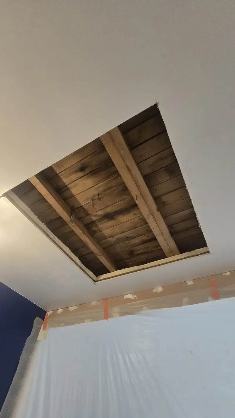 Voligeage vu depuis la pièce – Ouverture dans le plafond vue de l'intérieur : voligeage et chevrons apparents