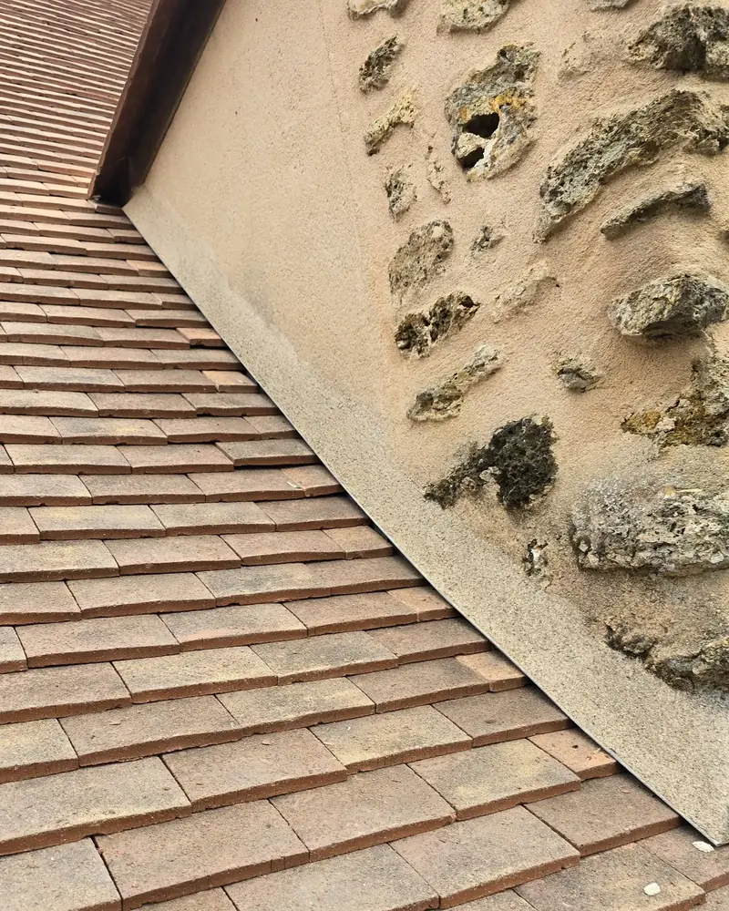 Solin au mortier au raccord d'une toiture en tuiles et d'un mur à Dampierre (78)