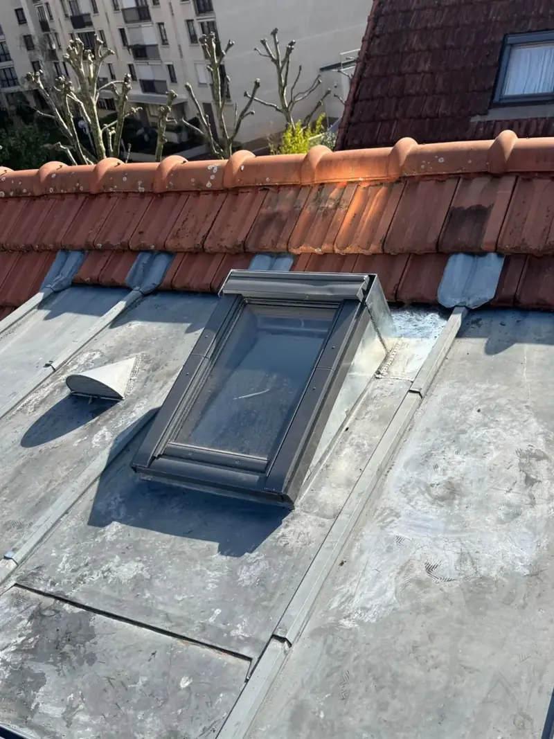 Raccord de fenêtre de toit en zinc à Châtillon (92)