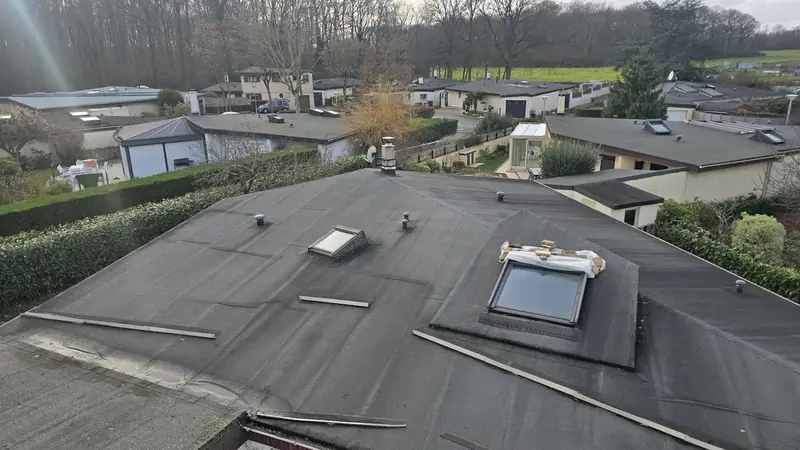 Toiture avant travaux – Toiture d'origine avant travaux, couverture bitumineuse avec fenêtre de toit et sorties de