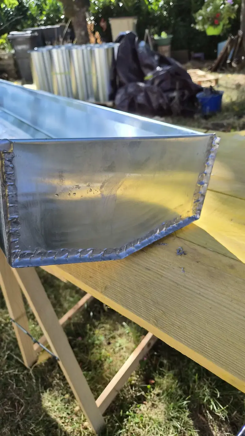 Chéneau zinc soudé – Détail d'un chéneau en zinc, soudures visibles sur le fond et les côtés, Villiers-le-Bâcle (91)