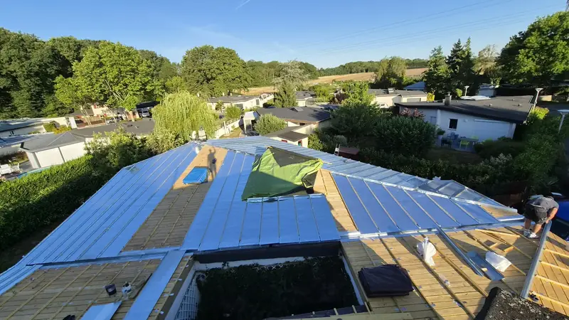 Pose du zinc en cours – Vue d'ensemble de la toiture dont le zinc est en cours de pose